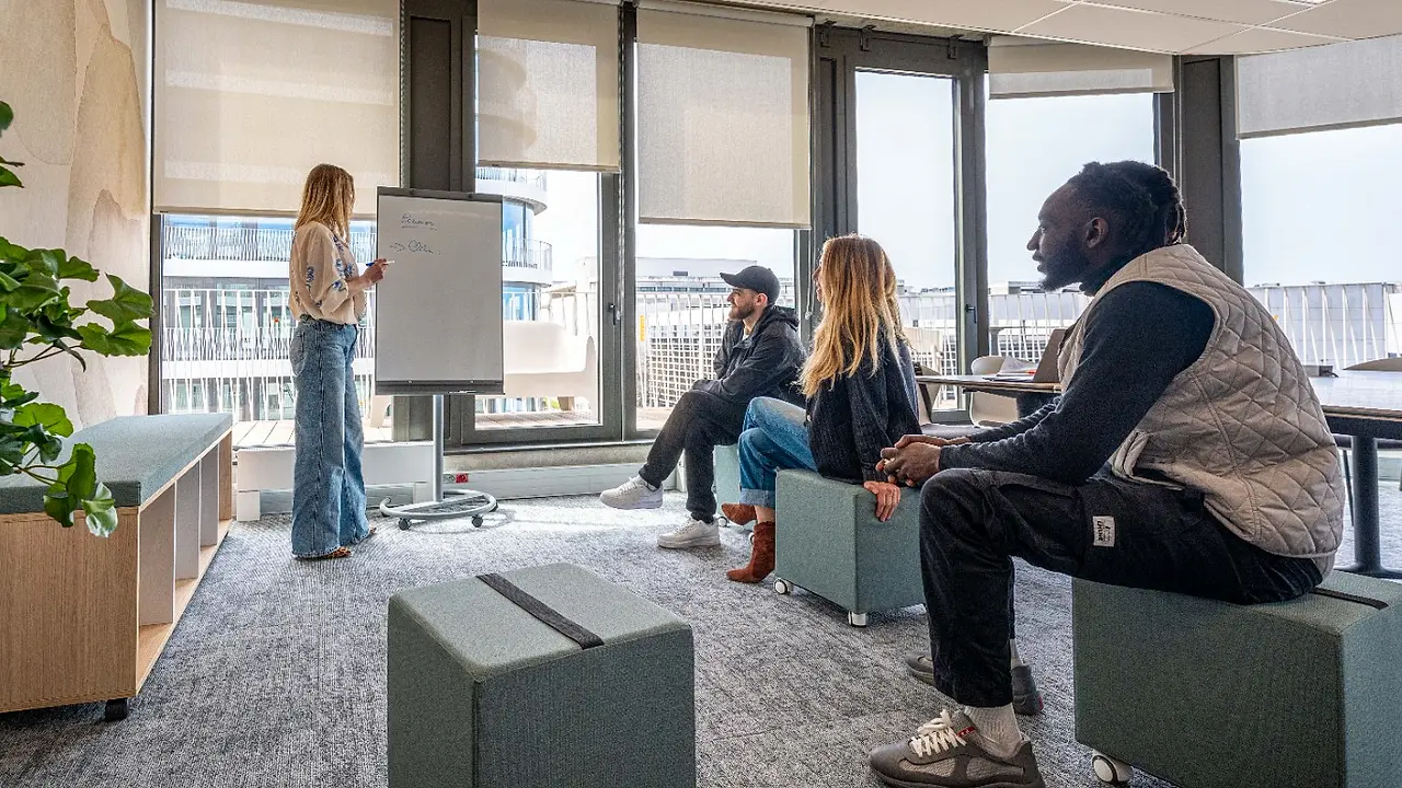 Atelier collectif autour d'un paperboard, pendant une session de KITT Formation.